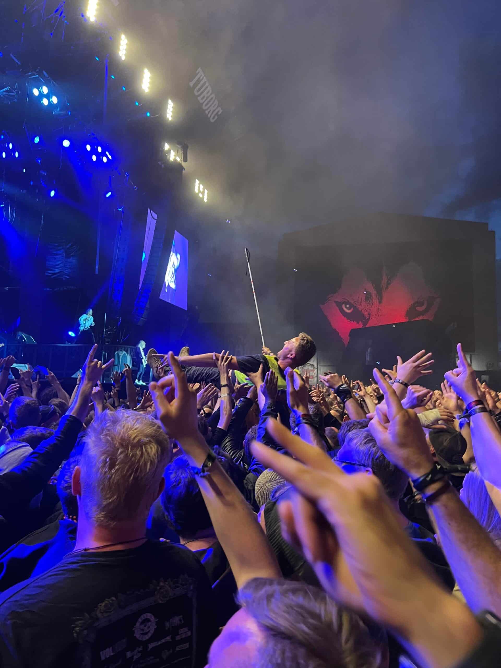 Edis crowdsurfer til Copenhell!