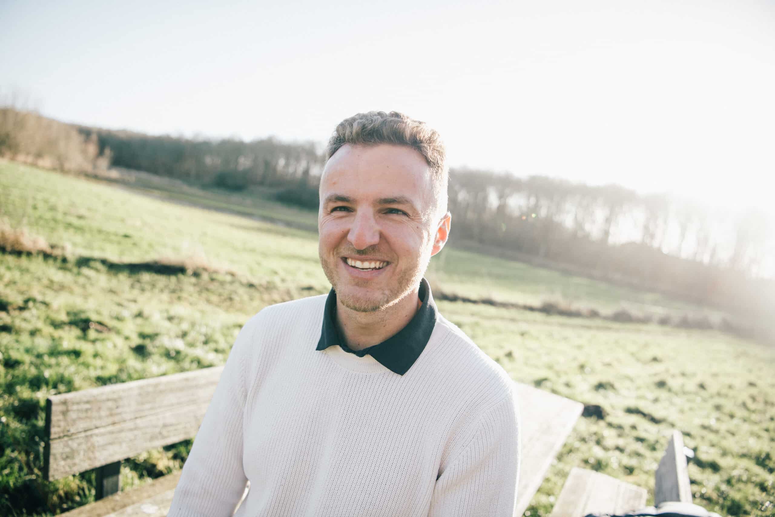 Edis står og smiler